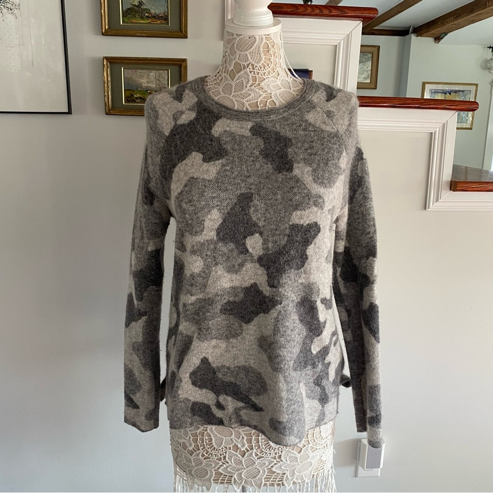 ATHLETA Gray Camouflage Crewn Sweater Medium Alpaca & Merino